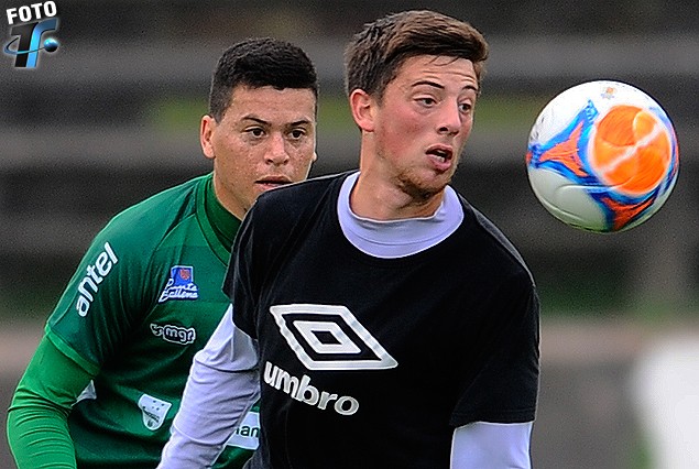 El "Mago" Santos se lleva la pelota ante la marca de Carlos Rodríguez. 
