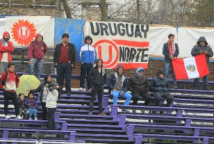 Los hinchas de Universitario con la bandera "Uruguay Norte".