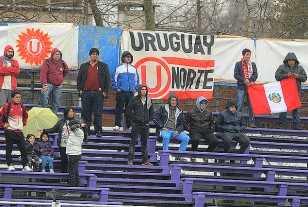 Los hinchas de Universitario con la bandera "Uruguay Norte".