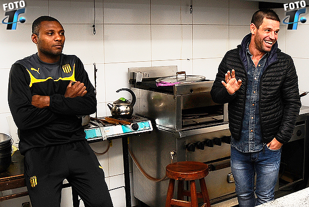 Marcelo Zalayeta y "Tony Pacheco en la cocina de Los Aromos, alegría en el reencuentro. 