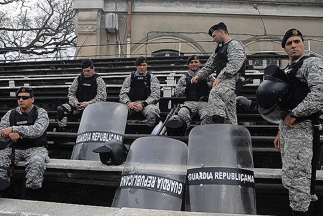 Efectivos de la policía ubicados en la tribuna del Parque Viera.