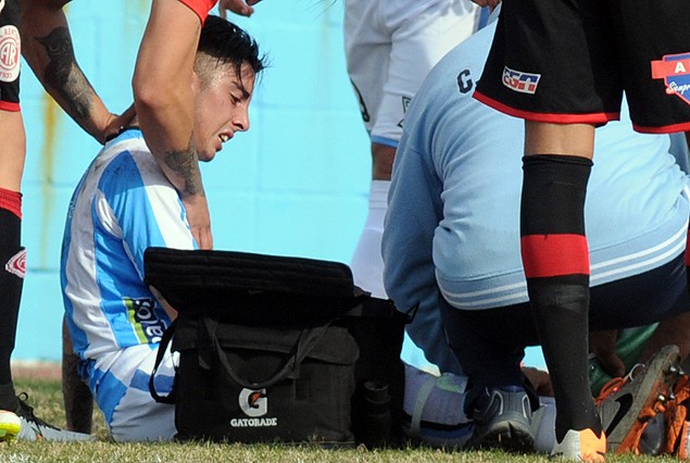 Matías Abisab, en el momento de ser asistido el sábado en el Tróccoli.