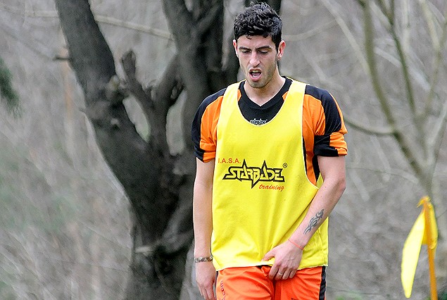 Adrián Argachá, con problemas en un dedo de pie, no puede pegarle a la pelota con normalidad.