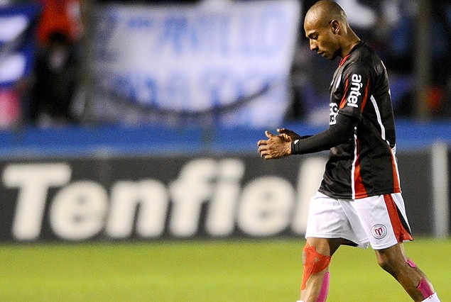 Angel Rodríguez se retira de la cancha. Su salida la sintió el equipo darsenero. 