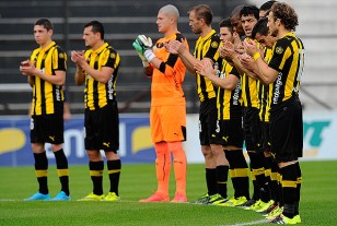 Los jugadores de Peñarol en el minuto de aplauso en recuerdo de Víctor Hugo Berardi.