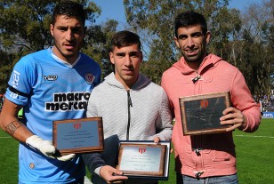 Olveira, Gorriarán y Santos con la plaqueta antes de comenzar el partido. 
