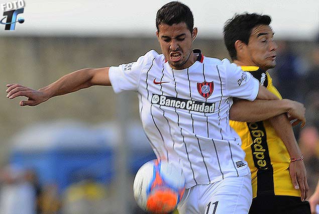 El argentino Alejandro Barbaro y la jugada con Andrés Rodales, en el amistoso.