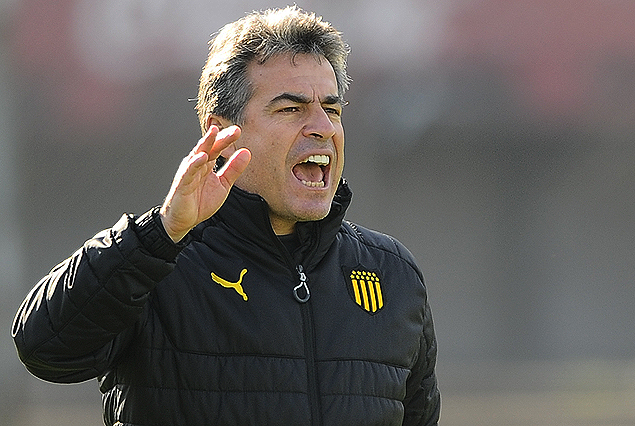 Pablo Bengoechea en pleno partido, a puro grito, el técnico de Peñarol destacó el  triunfo. 
