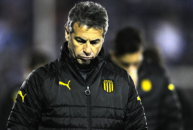 Pablo Bengoechea, el técnico de Peñarol, en la derrota del domingo en el Franzini. 