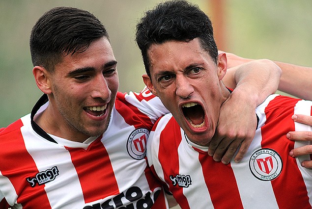 Fernando Gorriarán saluda al autor del gol, Bruno Montelongo. 