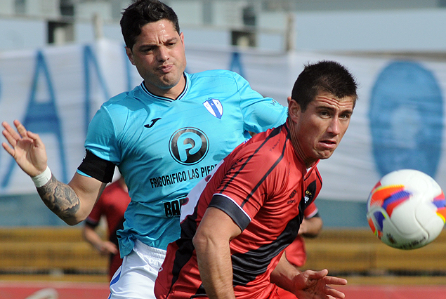 Alejandro Reyes y Octavio Sequeira disputan el balòn