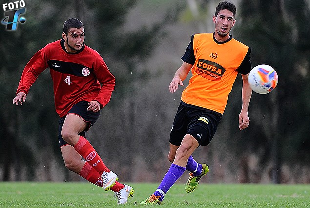 Schetino (Fénix) y Fernández (Rentistas) aparecen en un pasaje del amistoso. 