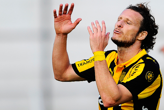 Diego Forlán en el final de Peñarol con desencanto final tras el empate con El Tanque Sisley.