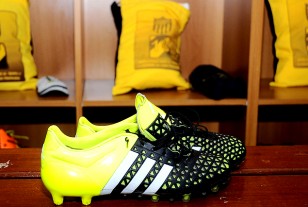Los zapatos de la primera vez del crack con la camiseta aurinegra.