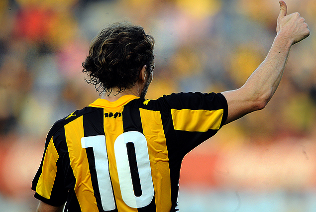 Diego Forlán, con la camiseta N°10 de Peñarol, la gran figura en su presentación.