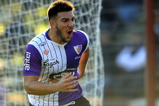 El canadiense Lucas Cavallini festeja el segundo gol de Fénix ante River en el Saroldi. 