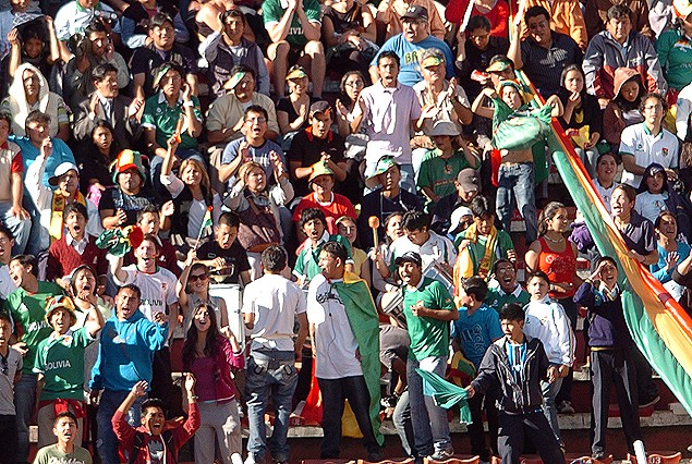 Los hinchas bolivianos esperan por el técnico de la Selección.