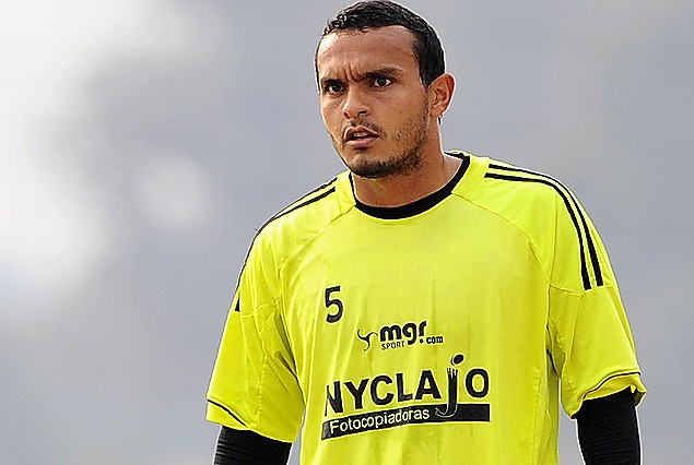 Juan Carlos Amado se afirma en el mediocampo del fusionado.