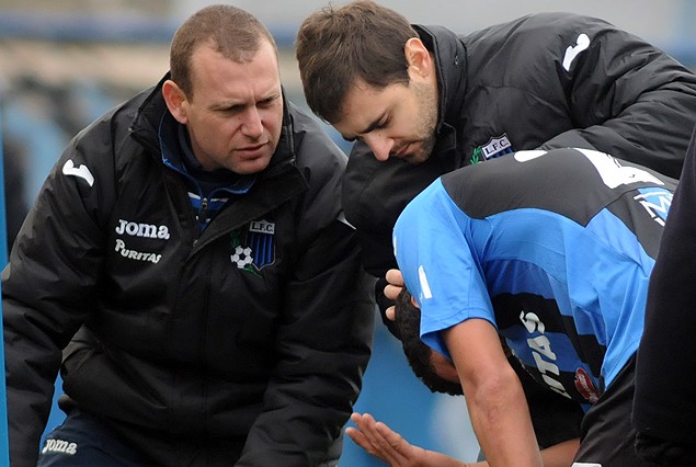 Maximiliano Cantera, en el momento que debió ser asistido por un codazo que recibió en la cabeza.