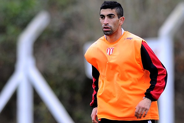 Michael Santos, en lista de espera para emigrar, hizo un rato de fútbol el miércoles y hasta marcó un gol.