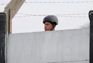 El efectivo policial montado en su caballo, por encima del muro observó las incidencias del juego.