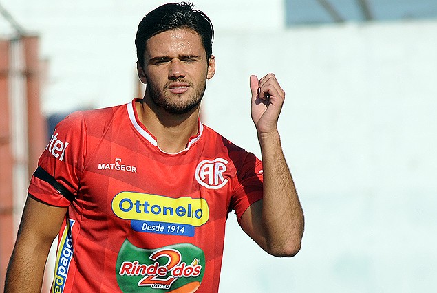 Nicolás Rodríguez ejecutó el córner que originó el primer gol, casi olímpico.