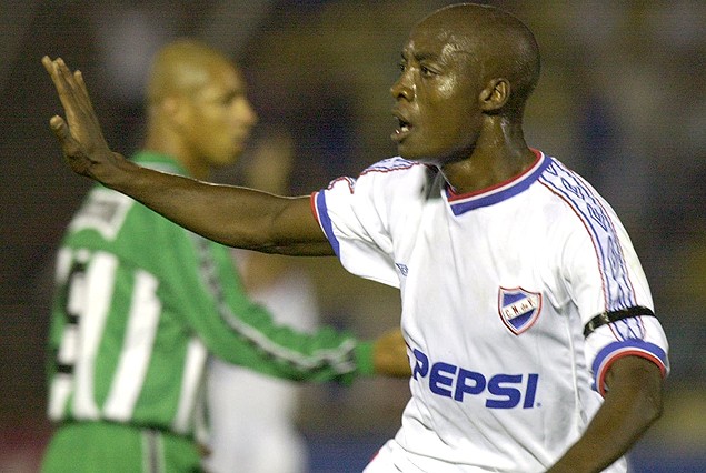 Pierre Webo, festeja su gol en las semifinales de la Sudamericana 2002, frente al Atlético Nacional de Colombia, equipo que le impidió llegar a la final en la tanda de penales.