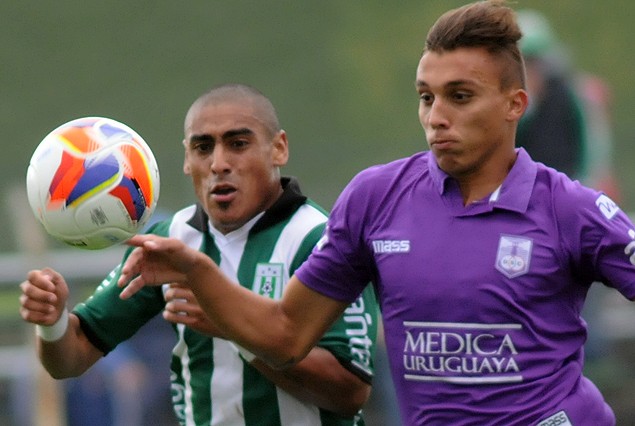 Diego Zabala y Mathías Suárez pelean por el balón. Defensor arrancó ganando en el Apertura. 
