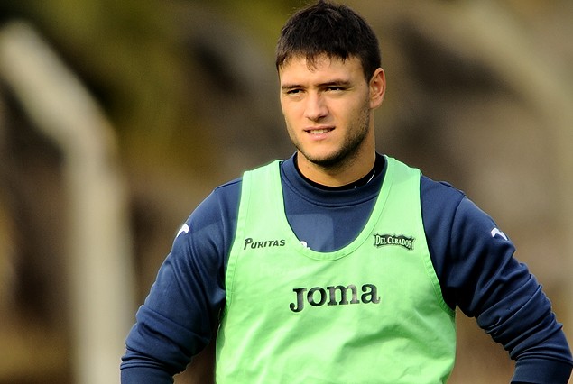 Renato César, el ex Nacional, espera su oportunida para ir desde el vamos en el once de La Cuchilla.