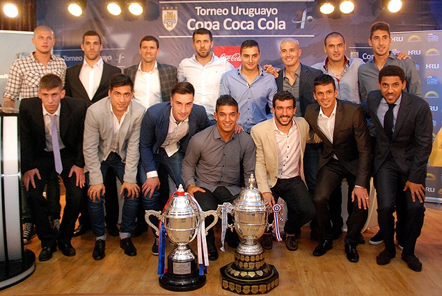 Jugadores representantes de los clubes decidieron la suerte de sus equipos en el fixture. 