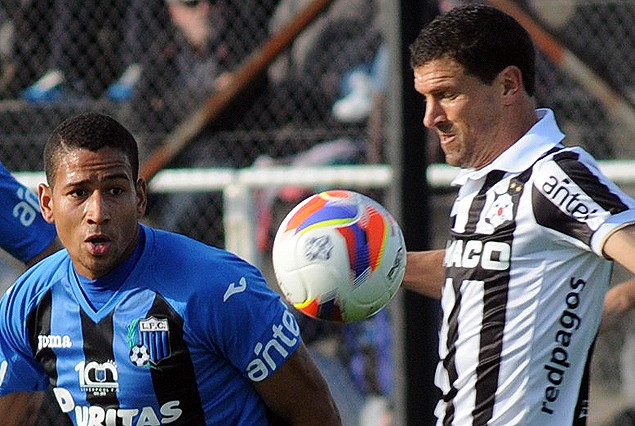 Gonzalo Freitas (Liverpool) y Diego Scotti (Wanderers) marca fuerte en el mediocampo.
