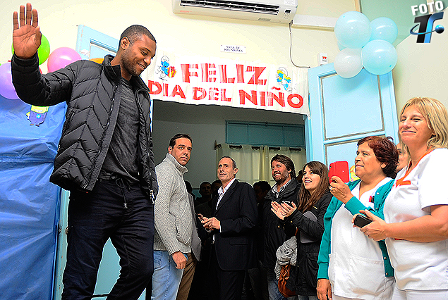 Marcelo Zalayeta en la vista de los jugadores de Peñarol a los niños en el Hospital Pereira Rossell. 