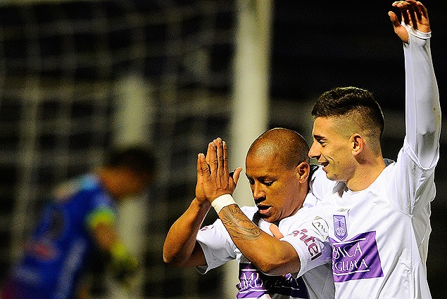 "Romario" Acuña, acompañado por Facundo Castro, pide perdón en el festejo del primer tanto violeta.