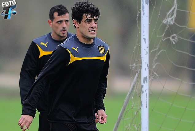 Luis Aguiar y Matías Aguirregaray en el trabajo táctico del miércoles en Los Aromos.