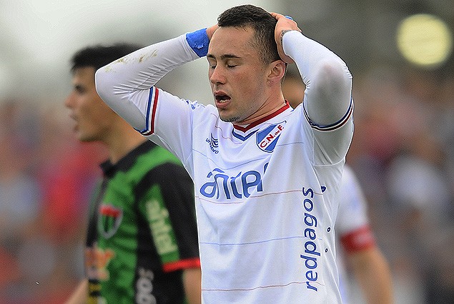 Rodrigo Amaral se toma la cabeza, en clara señal de lamento. Nacional patinó en Florida.