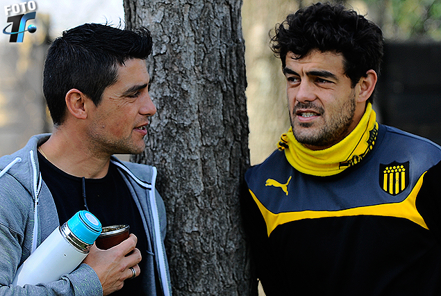 Los hermanos Aguiar en Los Aromos, Carlos, hoy entrenador y el aurinegro Luis.