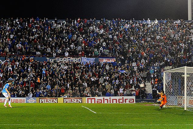 Iván Alonso en la ejecución del penal frente a Kevin Dawson, "bombazo" del goleador. 