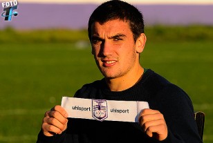 Mauro Arambarri con el brazalete de capitán violeta.