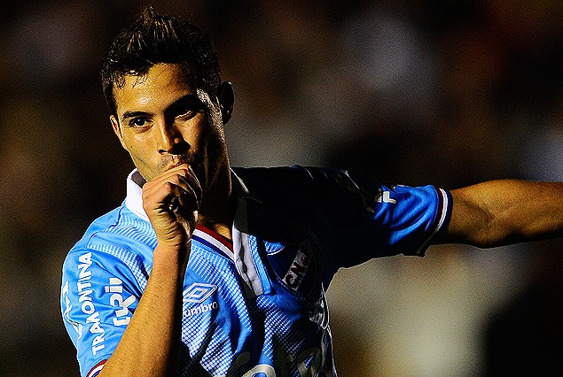 El argentino Alejandro Barbaro en el particular festejo del cuarto gol tricolor.