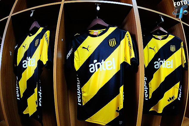La original camiseta para celebrar el 124 aniversario de la fundación de Peñarol.