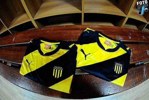 La original camiseta presenta cuello en escote V, sin botones.