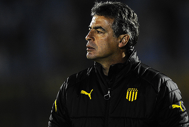 Pablo Bengoechea, el técnico de Peñarol,, en el Estadio Centenario.