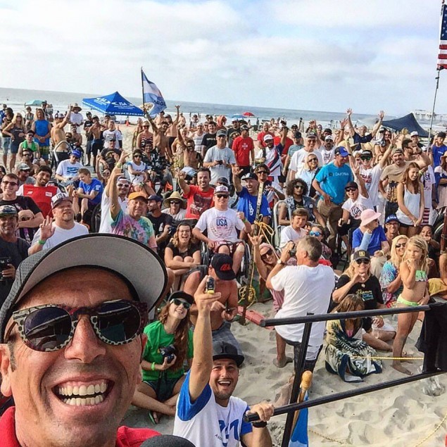 "Último minuto del campeonato mundial de Surf adaptado en La Jolla. Un selfie con los atletas y público.. Realmente una experiencia que cambia la vida!!! Muchas gracias a todos!!". Publicado por Fernando Aguerre, Presidente de la ISA.