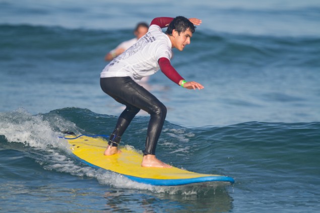 Lucas Retamales, un surfista ciego, impresiona a la multitud en su primer heat de la primera ronda. Foto: ISA/Ferguson