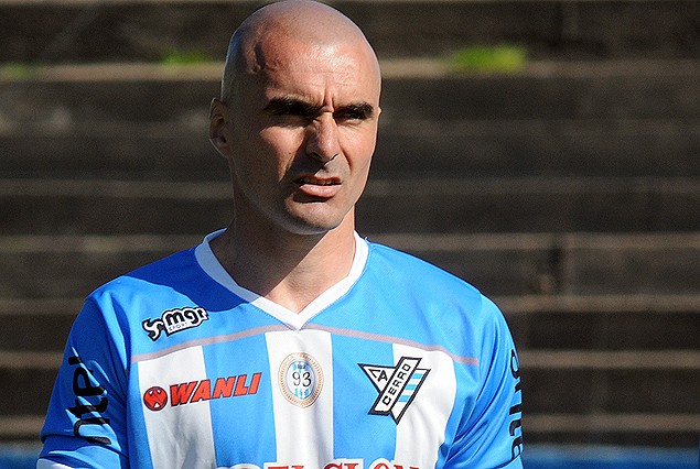 SUSPENDIDO. Nicolás "Coto" Correa lo mira desde afuera el domingo ante Plaza. 