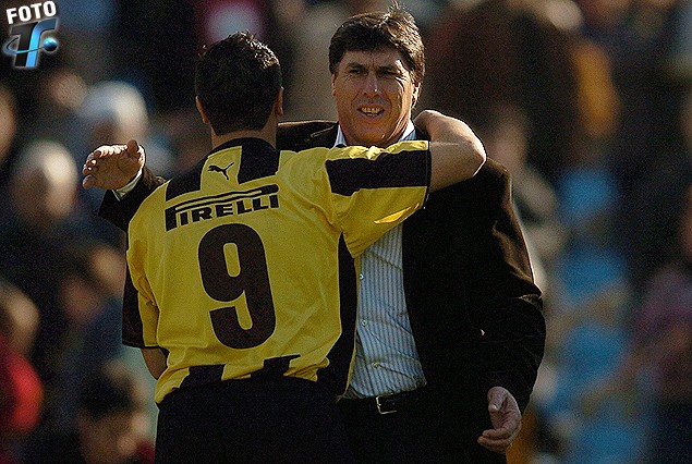 El abrazo de JR Carrasco  con "Petete" Correa,  jugaron juntos en River Plalte, en la final del Clausura 2007. Ganó 5:3 Peñarol