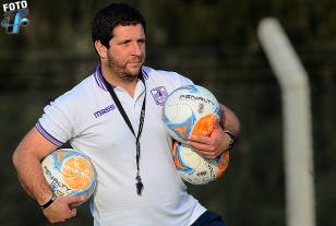 El Profesor en pleno entrenamiento, trabajo y pelota a la cancha. 