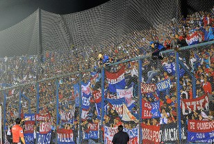El primer línea Carlos Changala les pide a los hinchas que desciendan del alambrado.