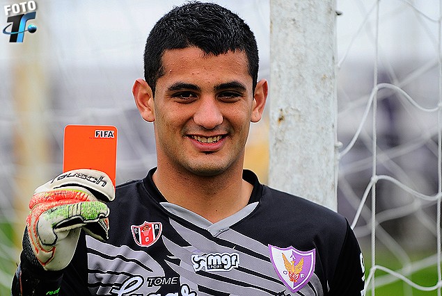 Darío Denis, el arquero de Fénix, el futuro árbitro con la tarjeta pronta y la sonrisa de su presente en el albivioleta.
