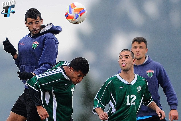 Matías López se eleva y cabecea el balón ante la mirada de rivales y compañeros. El Tanque Sisley le ganó a Canadian.